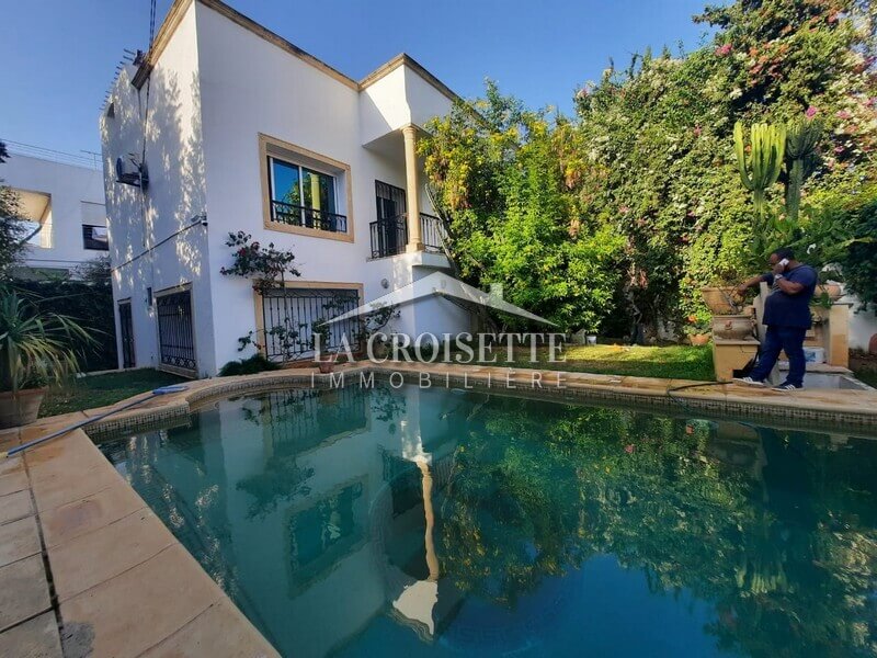 Villa meublé S+3 avec piscine à Carthage 
